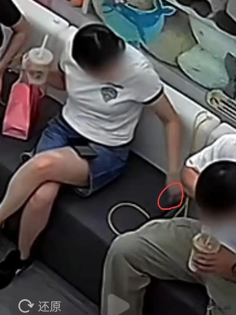 国庆期间，山东烟台，四人结伴到店里坐着免费充电，临走的时候黑衣男子故意把数据线扯
