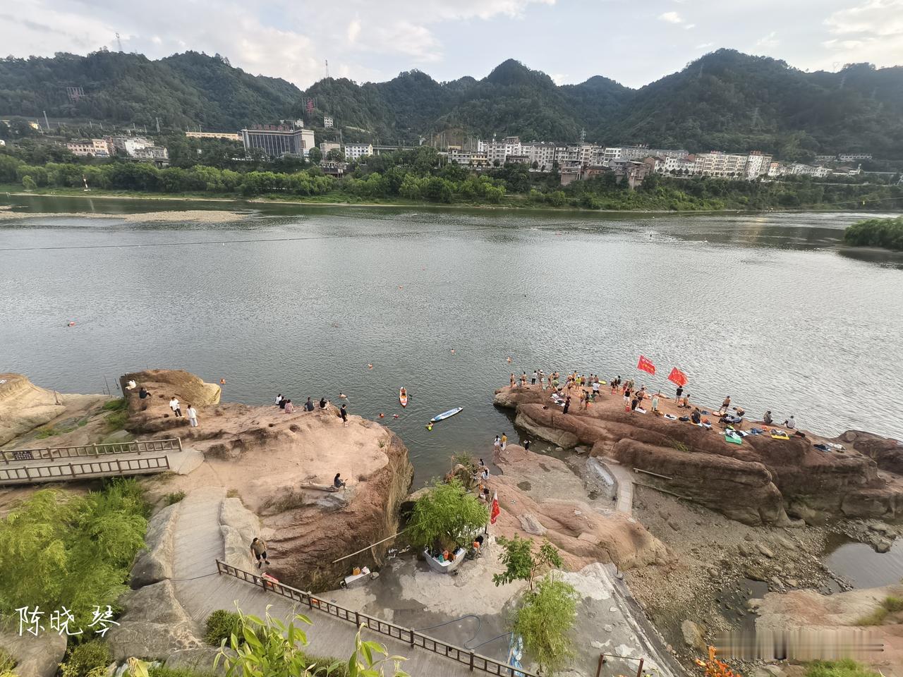 手机随手拍原创图片纪念毛泽东主席畅游长江，石泉县女子冬泳协会水上救援队联合举办水