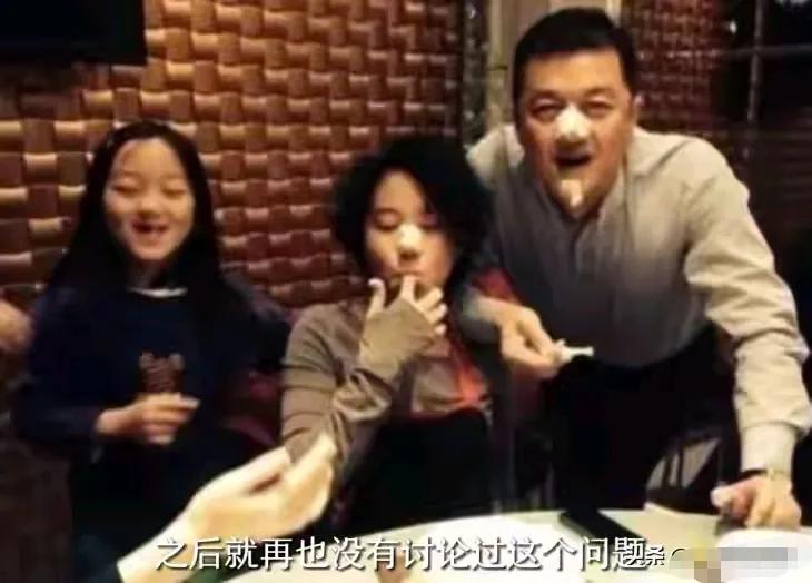 王菲的两个女儿都好欢乐哦，看得出来王菲给了她们足够的母爱。王菲是个谜一样的女人，