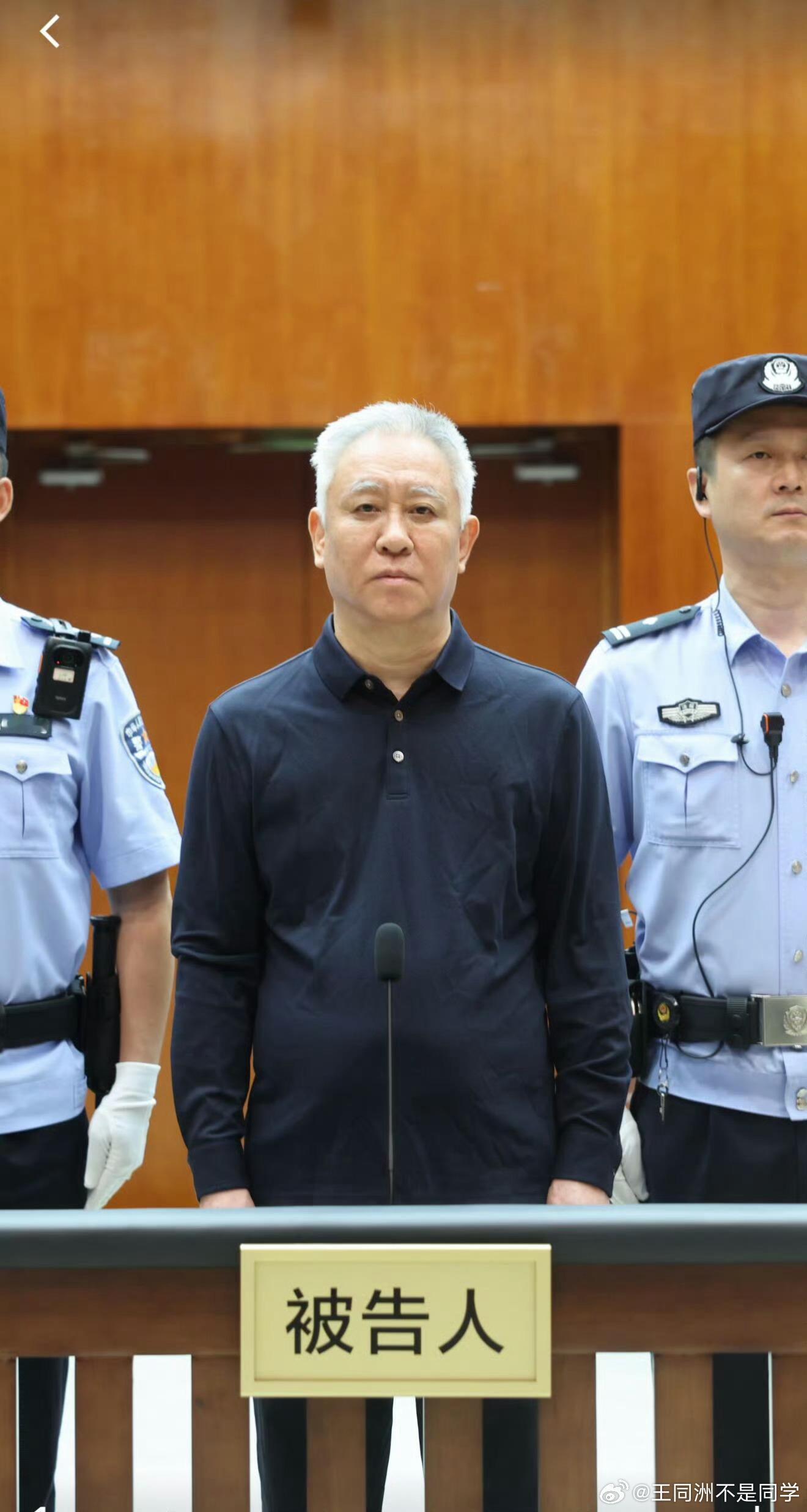 许家印一审被判无期当年意气风发，如今满头白发唏嘘 那曲