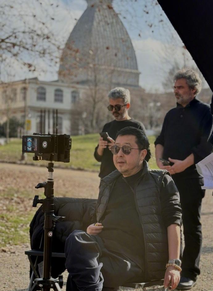 贾樟柯用手机拍完一整部电影，最后全剪了。
不是技术不行，是他发现竖屏根本装不下江