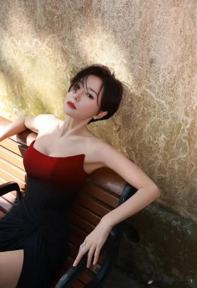 秦岚优雅红裙倚靠长椅，光影交错间尽显魅力