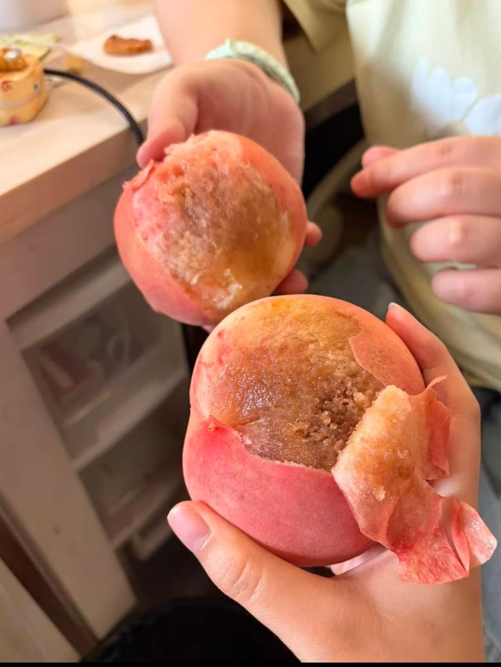 领导分给我们无锡水蜜桃。

听说是别人寄给他的

仔细一看才发现，品相好的桃子都
