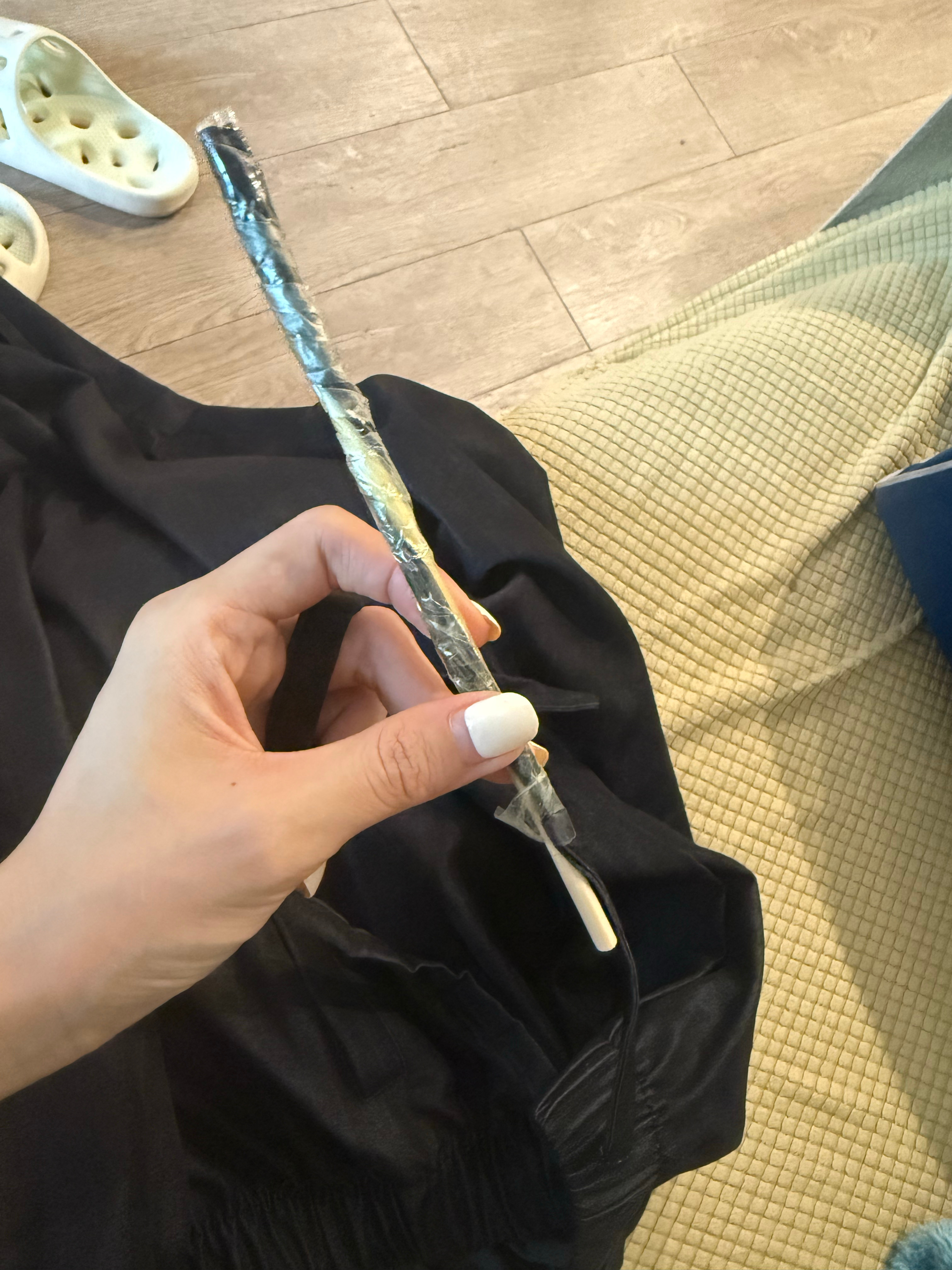 我咋这么聪明啊？本来带子都不想要了绳子用胶带缠在筷子上，穿过去就行了