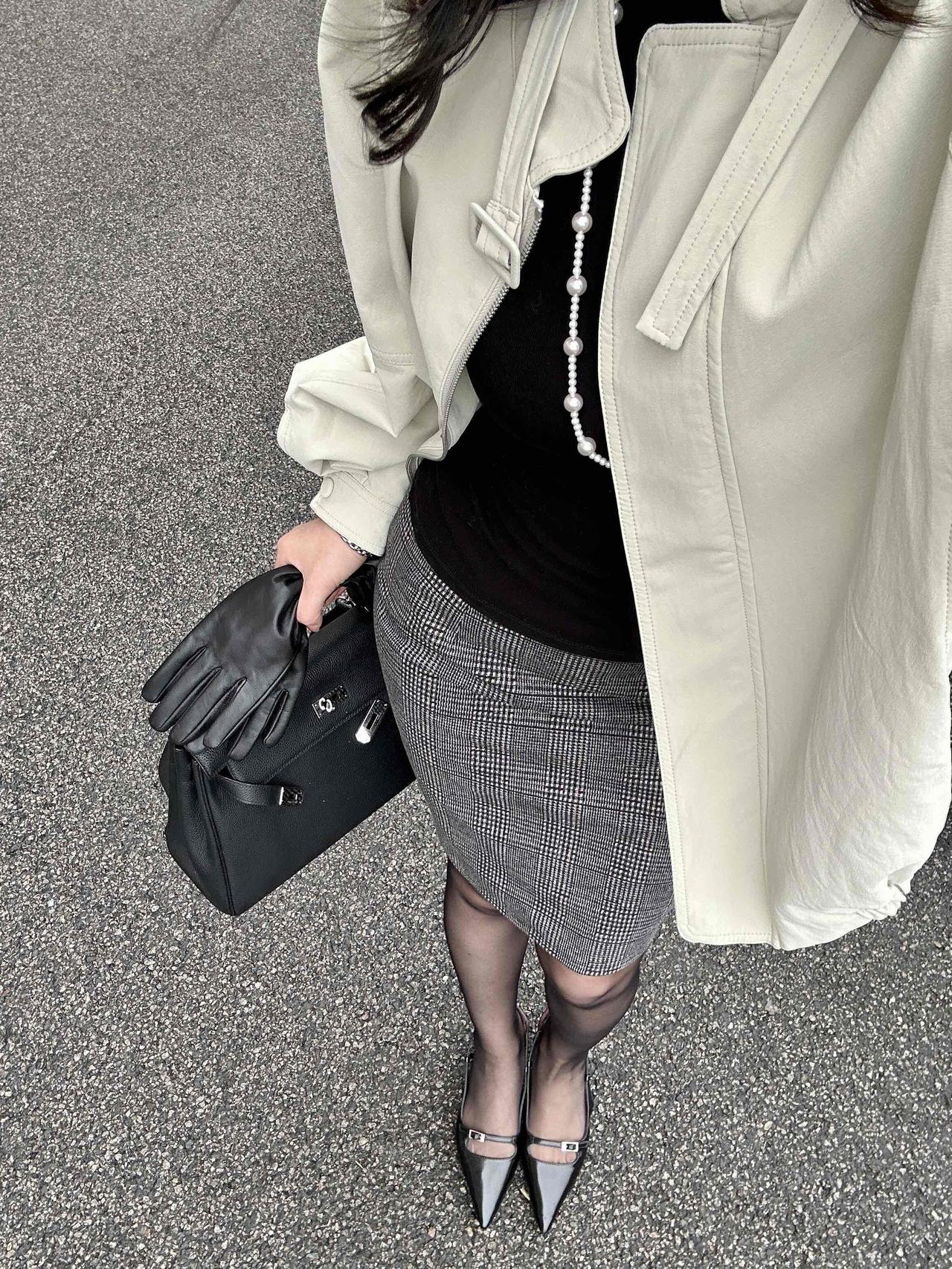 正常穿搭，无不良引导。

今日穿搭推荐是优雅干练的轻熟风，整体色调以米白、黑、灰