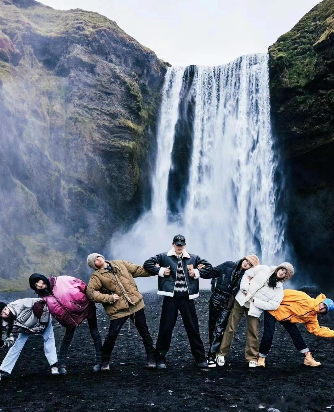 #花儿与少年丝路季[超话]# 清相册发现真的存了超级多她们的合照，每一张都割舍不