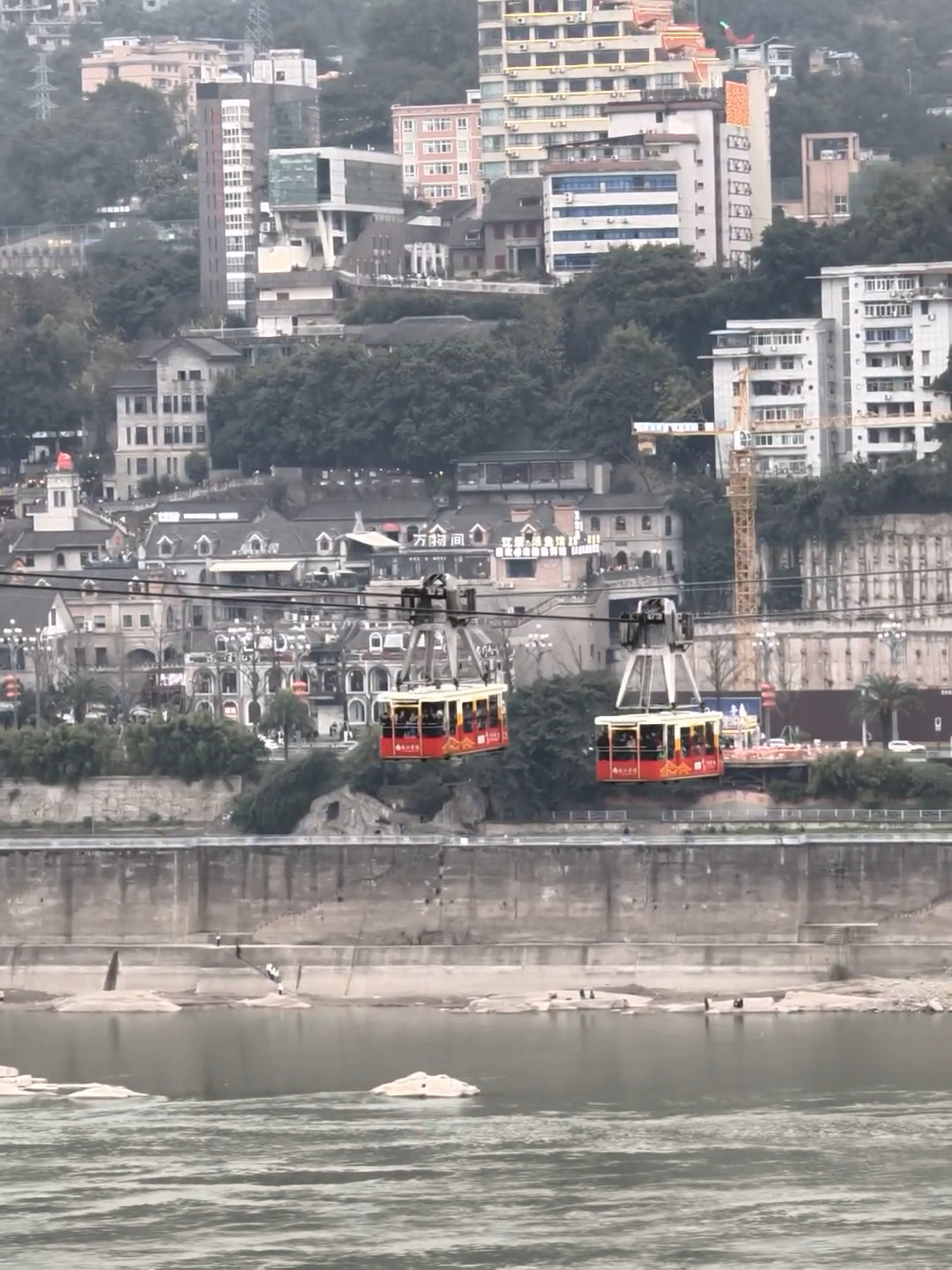 国庆晒个IP同款地 跟着《难哄》赴重庆之约！坐过长江索道的空中走廊，走过南滨公园