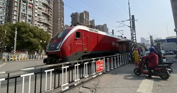 在武汉最繁忙的铁路道口，他们24小时守护行人和列车安全