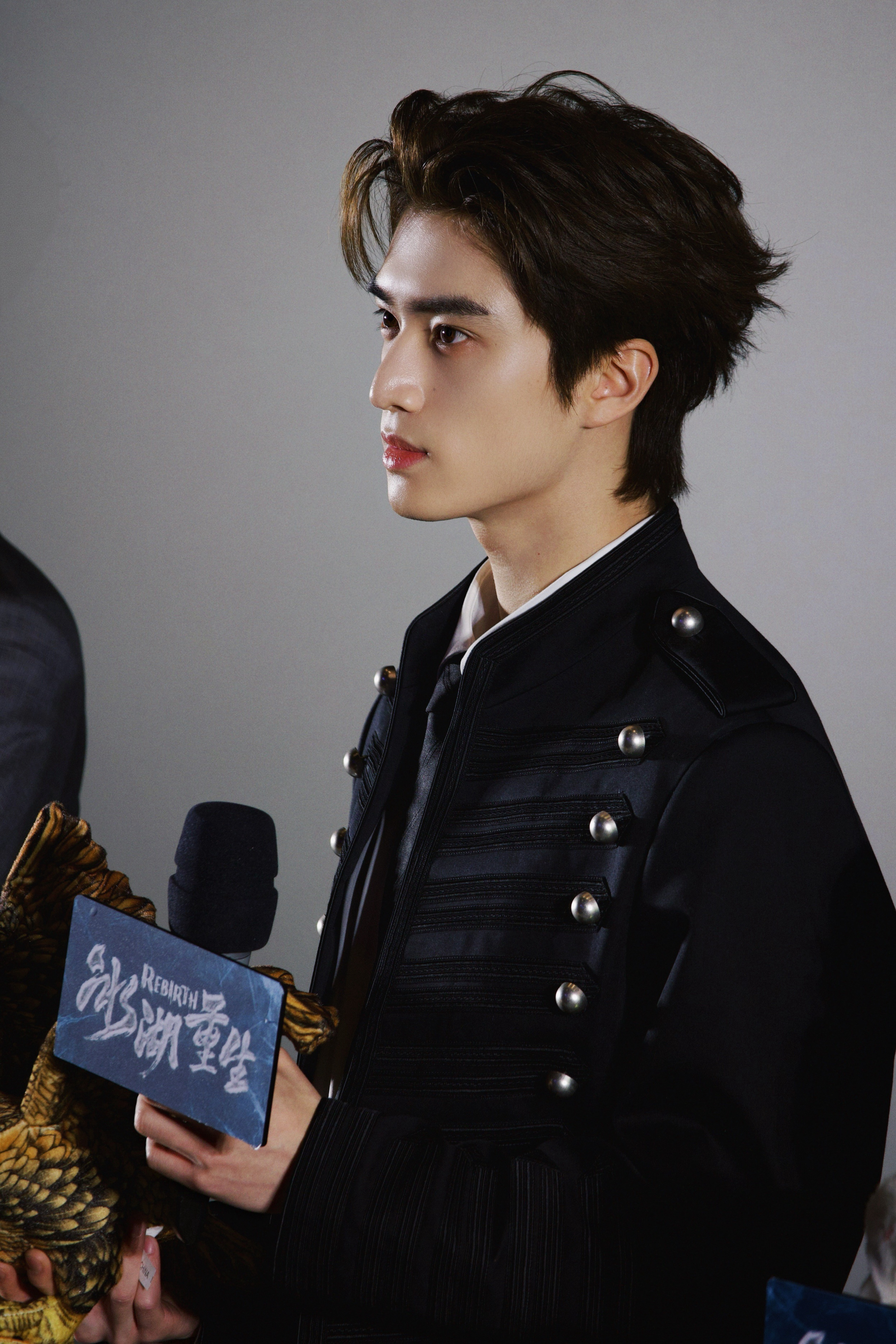 张康乐今日出席《冰湖重生》剧宣活动图集，身着先锋品牌Ann Demeulemee