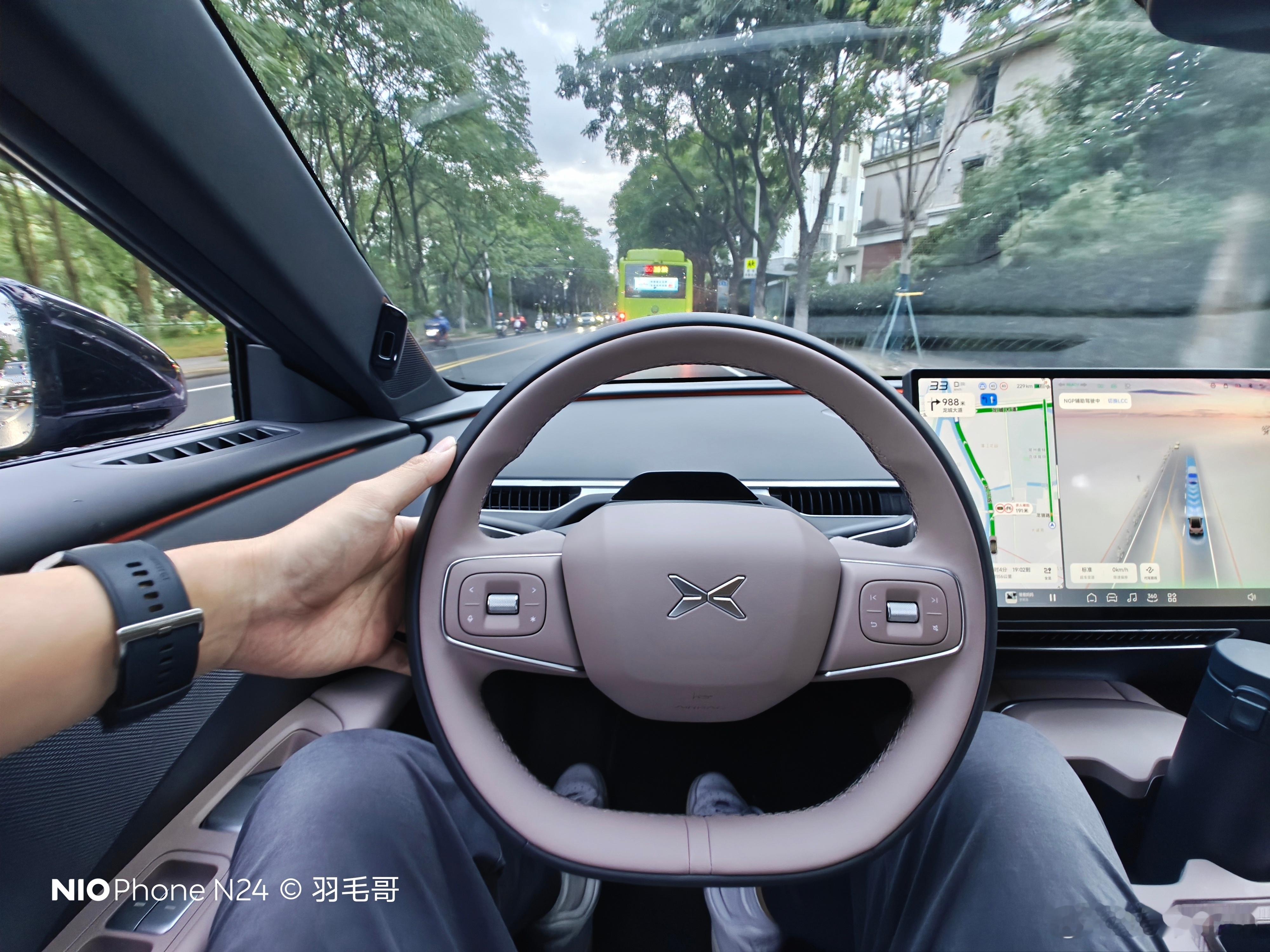 下班，开着小鹏四门小跑车电动兄弟小鹏mona的max版新车上市 ​​​