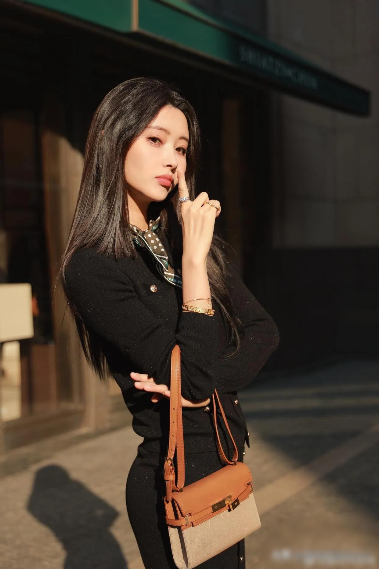 都市时尚少女，手拿时尚包包，自信满满！
有的人总是给人眼前一亮，不论是穿衣打扮，