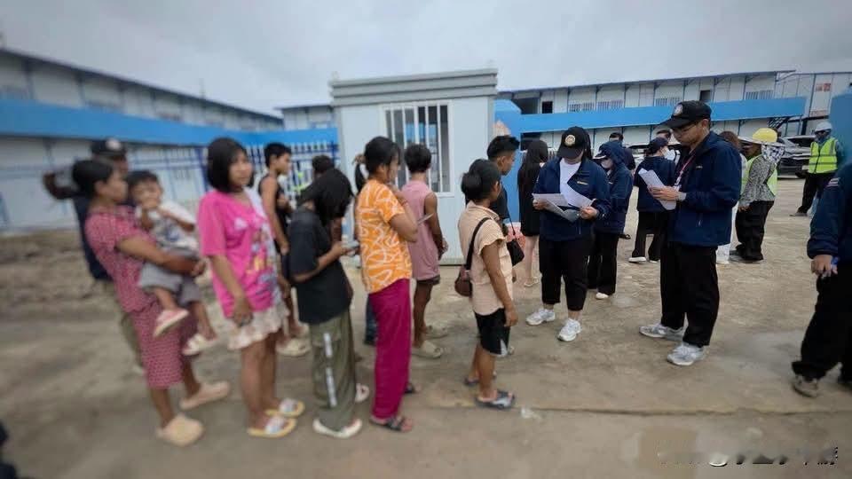 泰国罗勇府突击检查中资数据中心工地，24名非法外籍劳工跳河逃跑仍被抓获😱🔨