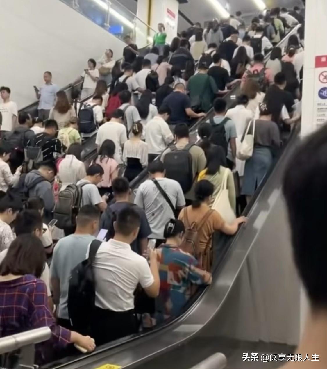 一位心理学家很扎心的话：
“每天通勤超过一小时的人，本质上是在用自己的命换钱。”