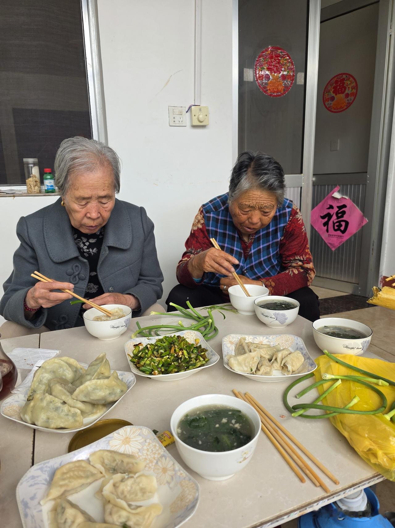 我让两个老太太比赛，看谁吃得又多又快……

今天上午，视力不好的婶子过来送餐具。