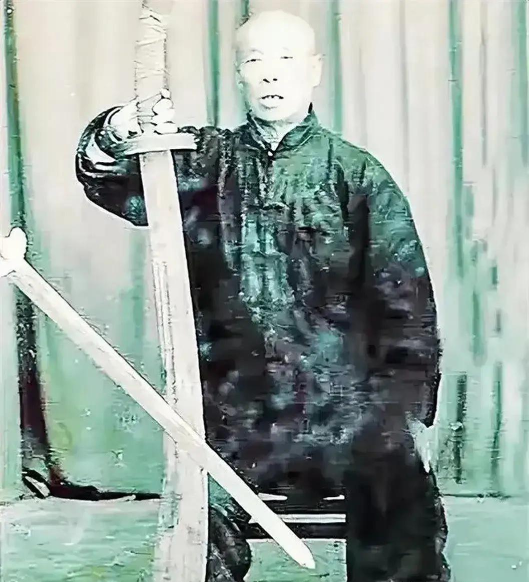 1944年7月，日军抓获一个79岁的老头和34名妇女。日军让他看守妇女，他点头答