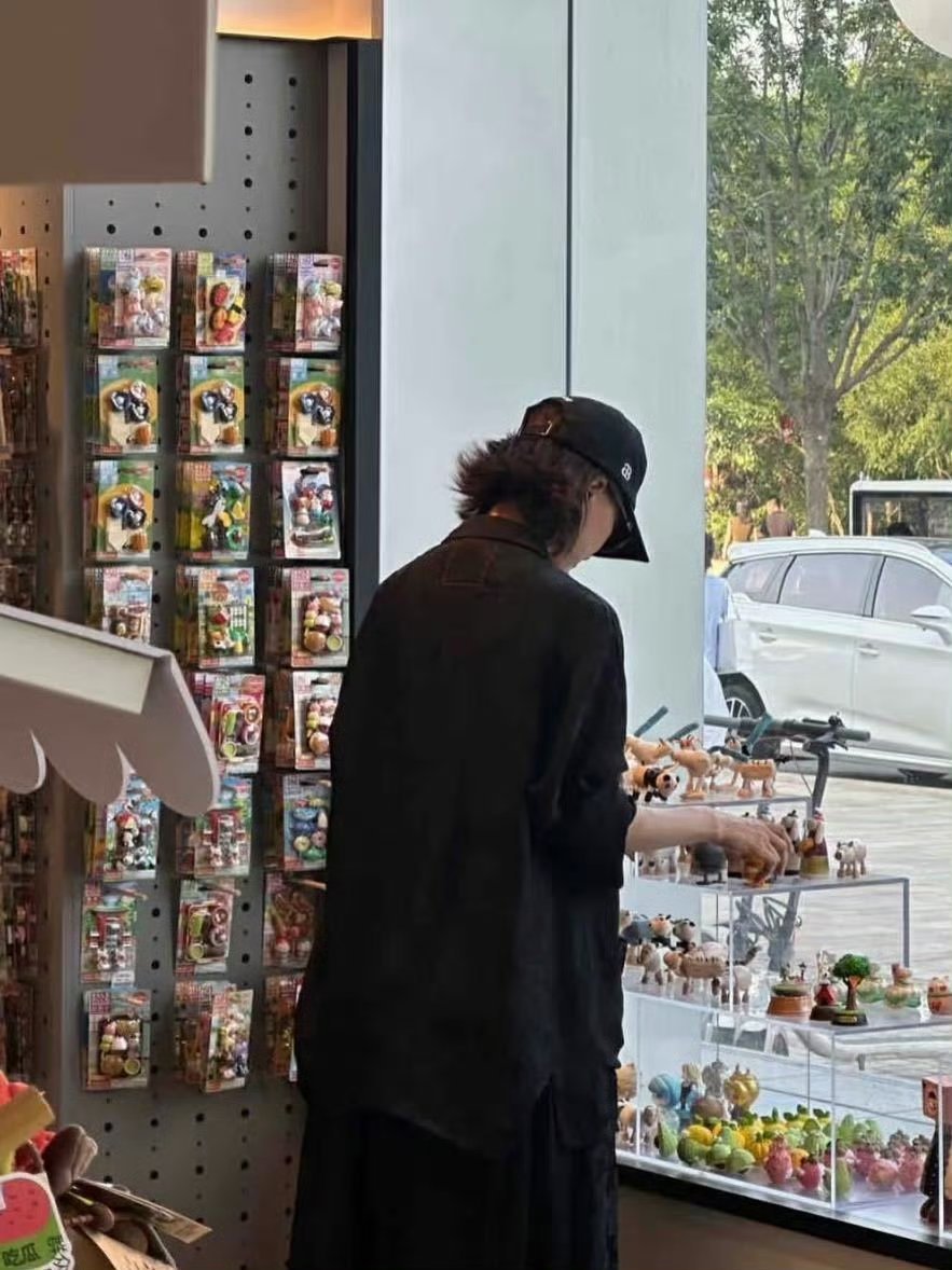 偶遇王珞丹就这么水灵灵过去了 街头邂逅王珞丹！简约白T搭牛仔裤，素颜状态绝佳，皮
