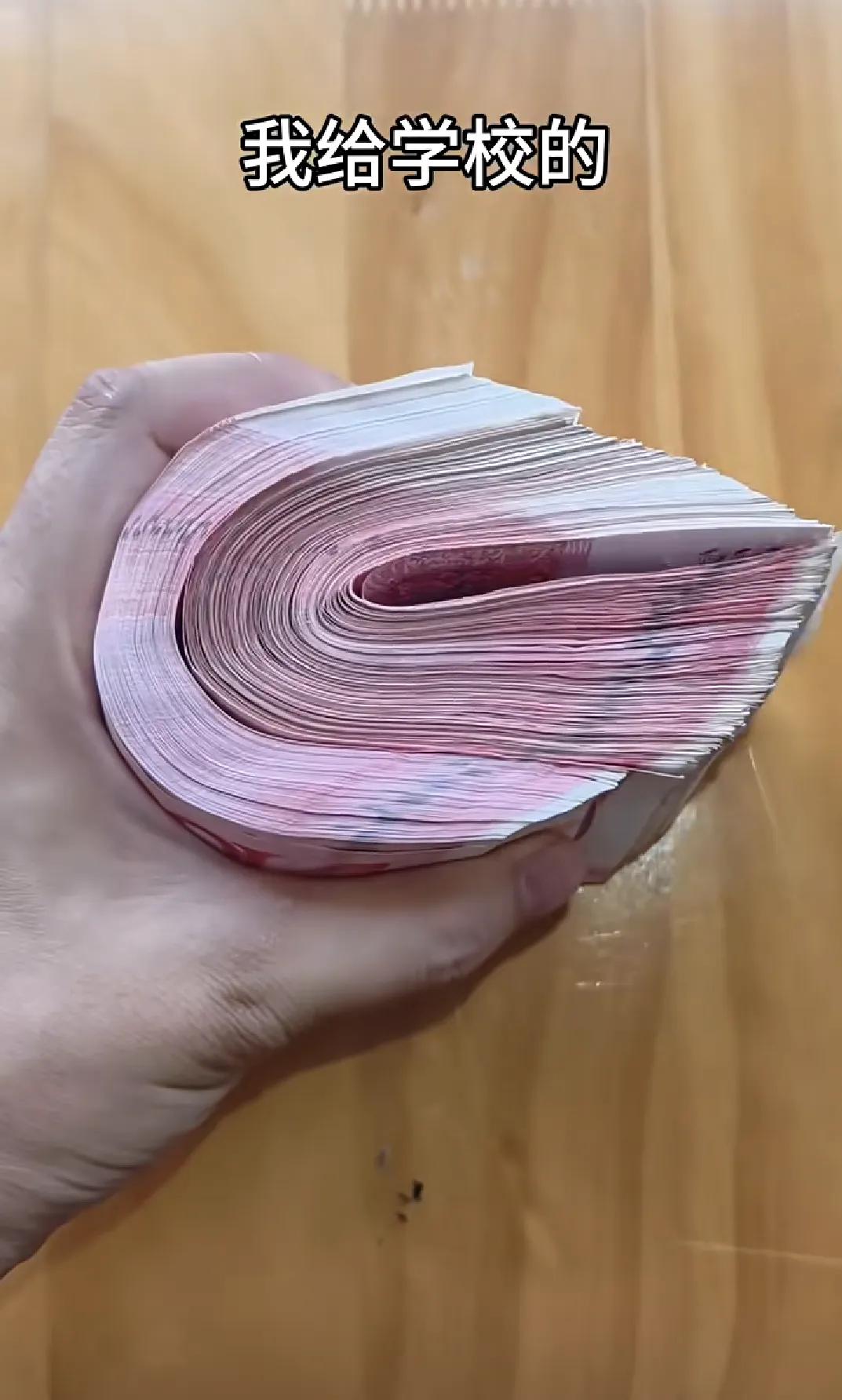 上联：你给学校的是真金白银，
下联：学校给你的是空头支票。
横幅：双向奔赴
刚刚