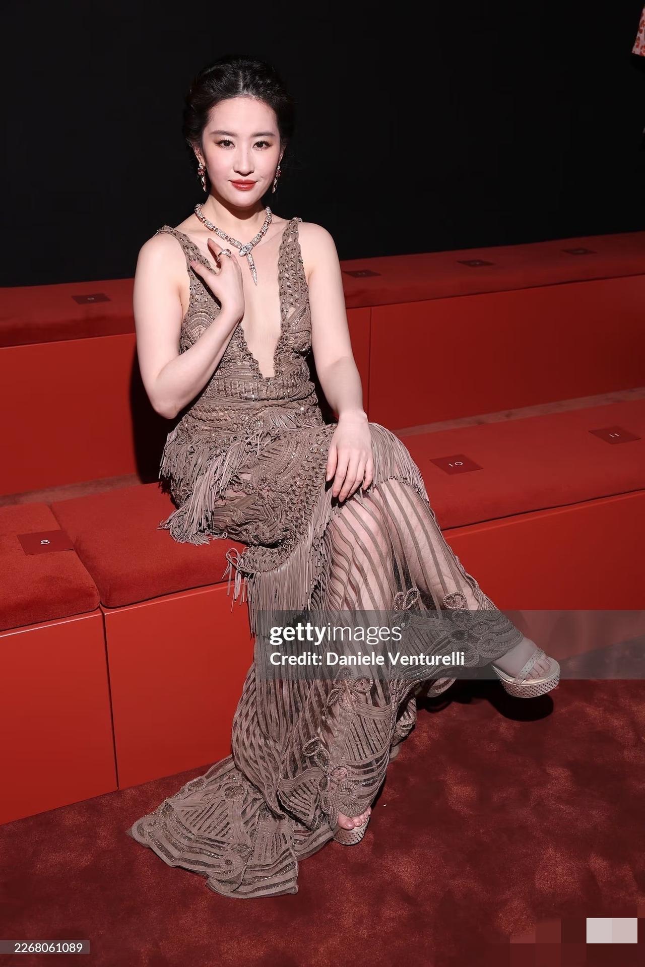 G社生图下的刘亦菲胖到不忍直视，连生过两个孩子的安妮.海瑟薇都把她比下去了!
