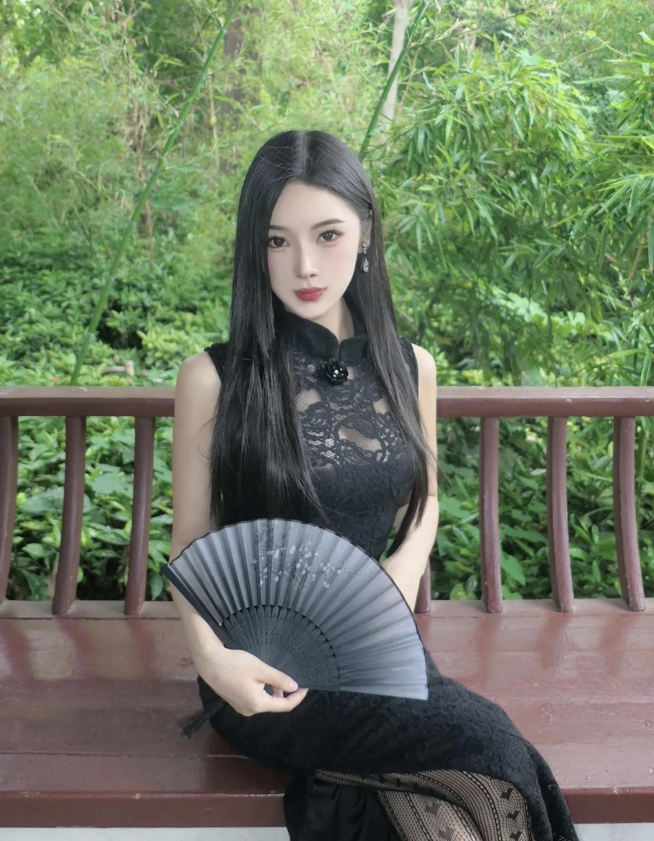 烟雨江南
模特小姐姐身高176cm
蚂蚁腰、漫画腿
人比风景还美
回头率200%