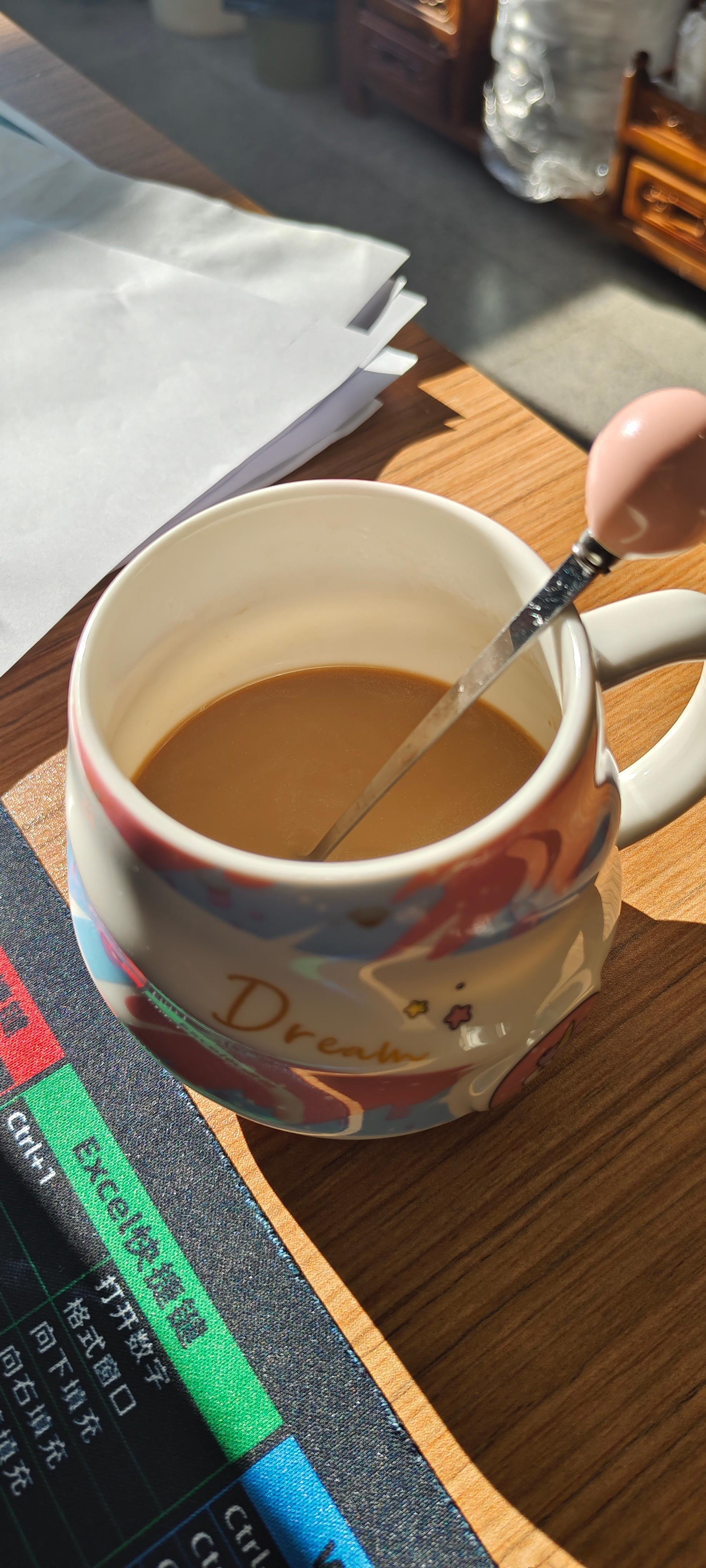 早八人的续命公式：一杯热拿铁 + 窗边的阳光，困意退！退！退咖啡