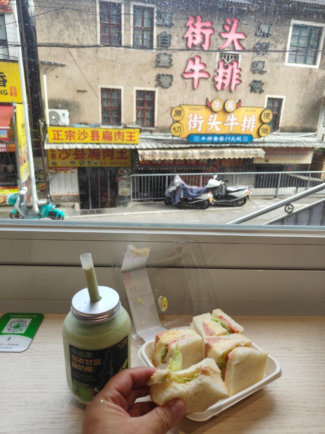 街头巷尾的招牌好热闹，随便找了家店坐下，三明治配抹茶，晒着太阳发呆，舒服～ 美食