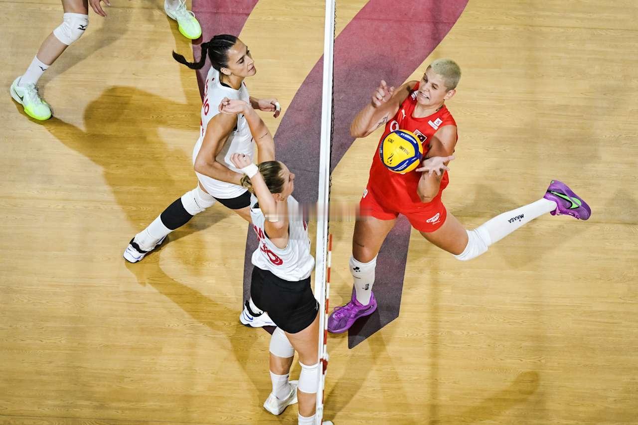 土耳其女排2-0加拿大女排第二局技术统计总得分：27-25进攻：15-14拦网：
