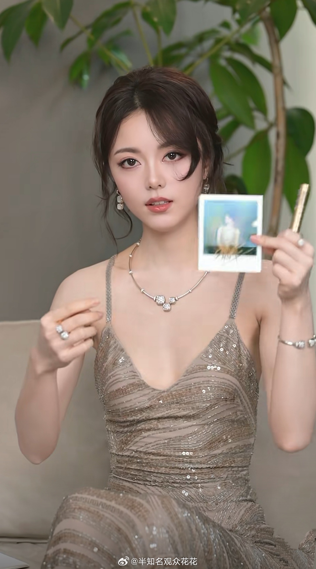 亮晶晶美丽丽的麦麦[么么哒]赵今麦W盛典造型赵今麦吊带闪片长裙 ​ ​​​