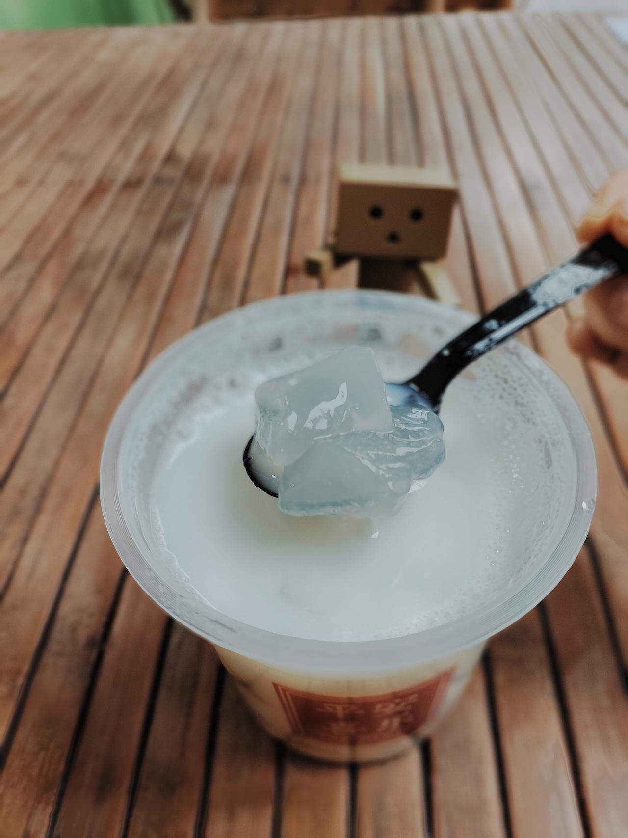 路过大南门江边的钟楼哑巴冷饮，今天凄风苦雨，正好去避雨。我点了一碗常温椰奶水晶糕