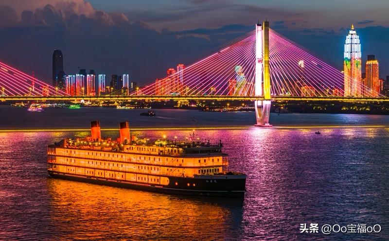 水流千里终归海;
日照香炉生紫烟、
极速飞流涧河谷、
终有轮回潜回天、
无尽浩荡