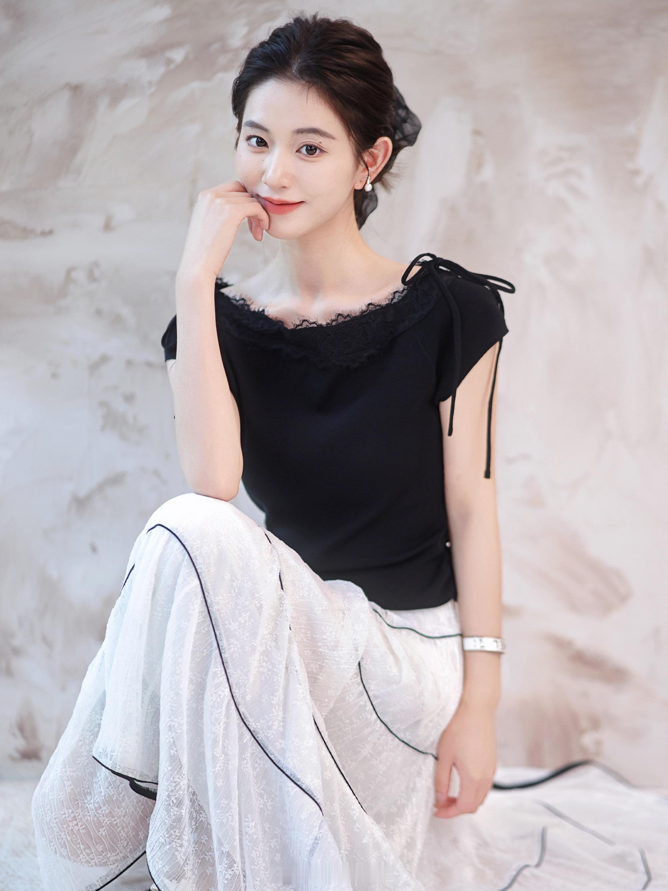 今天是优雅赫本风～清凉人丝+睫毛蕾丝 触感很软的小衫领口还做了蝴蝶结系绳 很漂亮