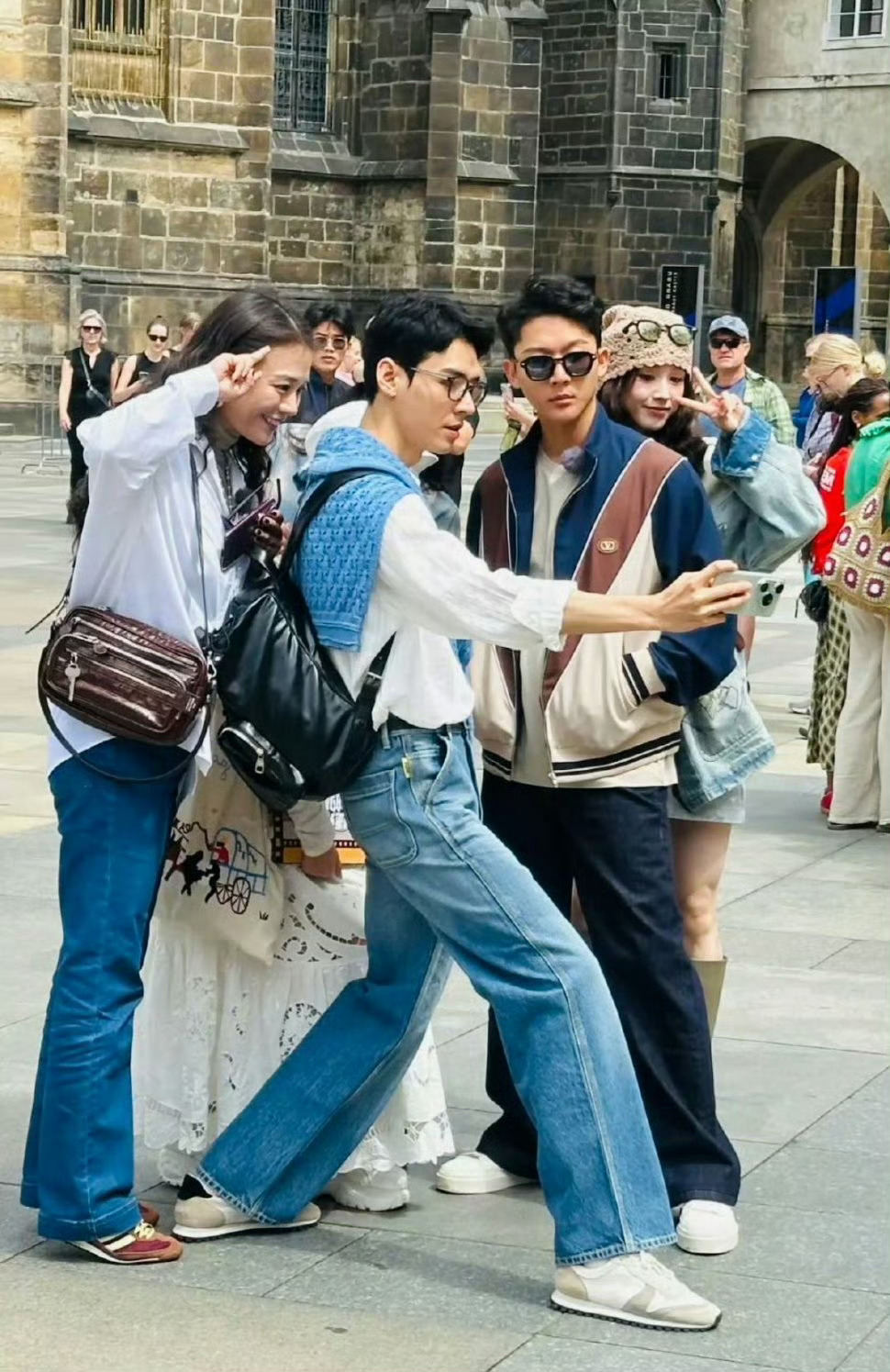 龚俊到哪都是拍照主理人之前《花少》《地球超新鲜》他就是行走掌机人，帅哥搁哪都是拍