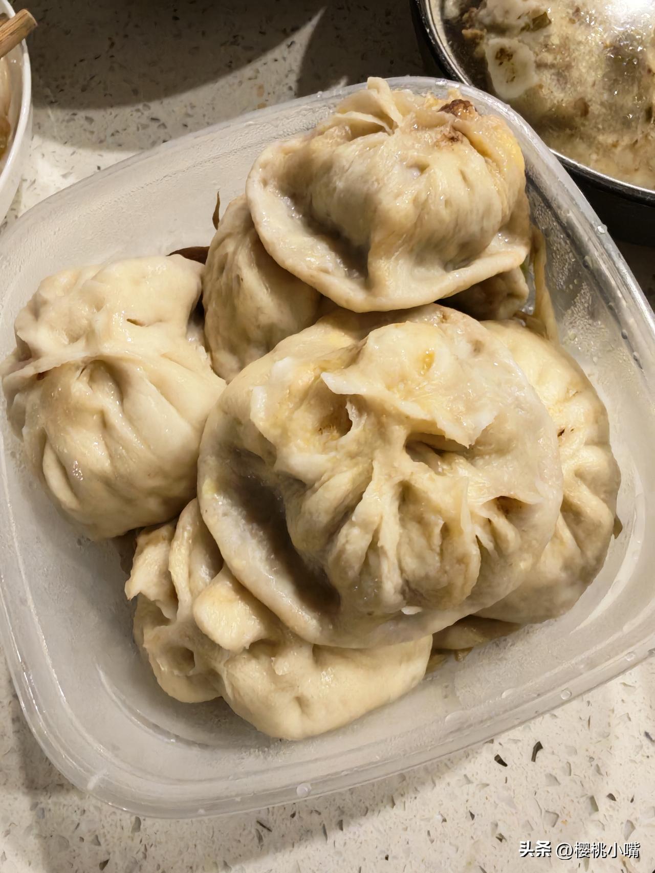 昨天晚上吃了两个牛肉馅大包子，血糖一下又爆表了。

这几天连续检测血糖，我发现和