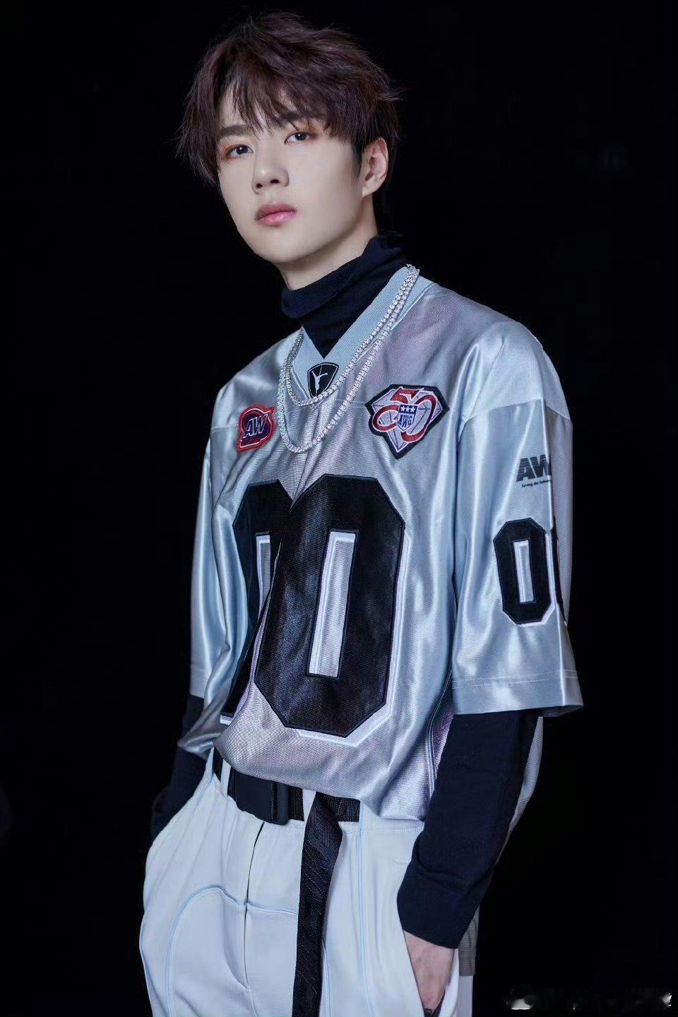 王一博 王一博长红多年咖位需要质疑吗？无论是跳舞、演戏、赛车样样都很行，还一直在