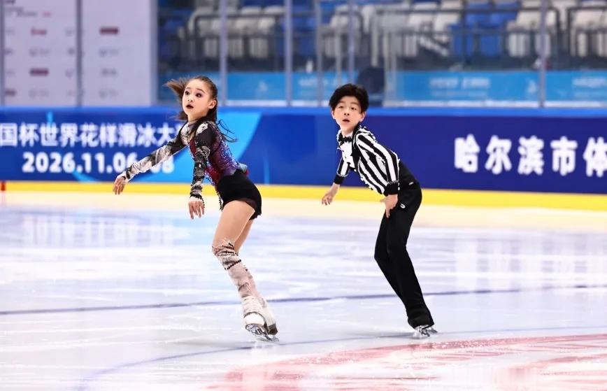 李宣芮肖晨锡 迷你冰舞女伴是夏丹的妹妹小十五，今年也开始比俱乐部联赛了 