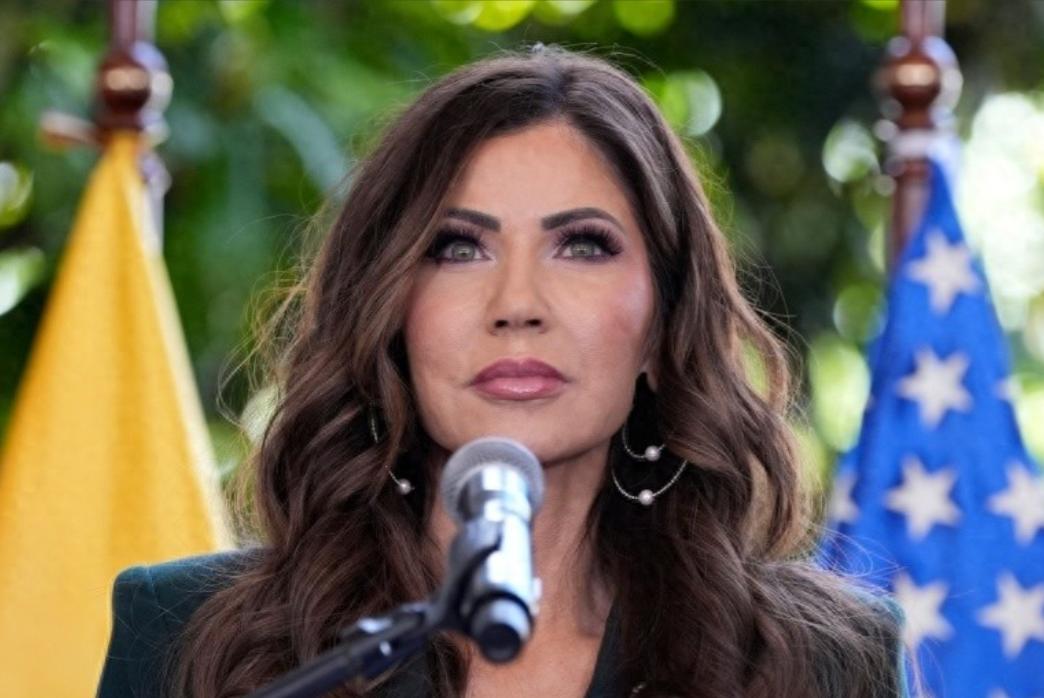 美国政坛彻底炸锅！国土安全部长亲自爆猛料，自己人竟在她手机、电脑偷偷安装间谍软件