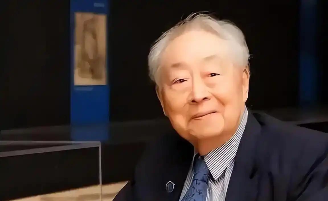 他在百岁生日当天，向美国无偿捐献 183 件文物，面对质疑，他轻蔑地说，中国保护