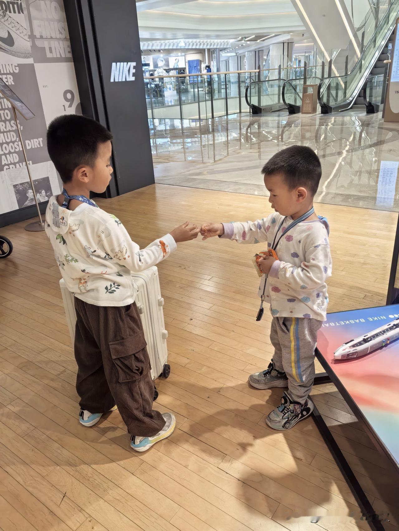 每到周末，我家更加忙乱。

今天早上，儿媳要带着二宝小骏马去私立幼儿园上感统课，