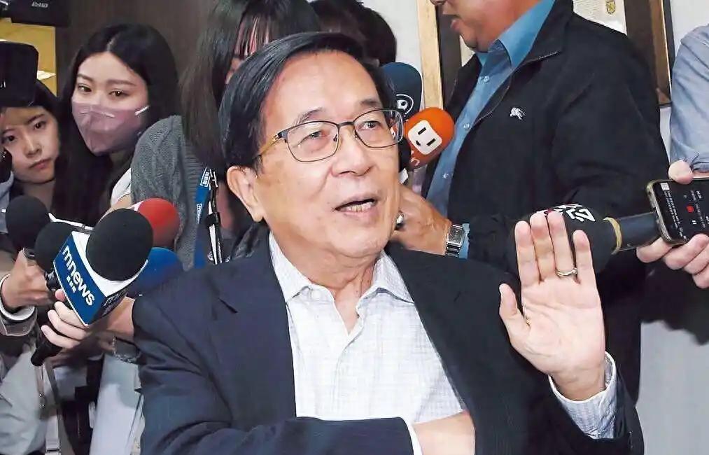 [微风]台湾青年联合会理事长何溢诚发文写道：“万一大陆要对台动武，恐怕连解放军人
