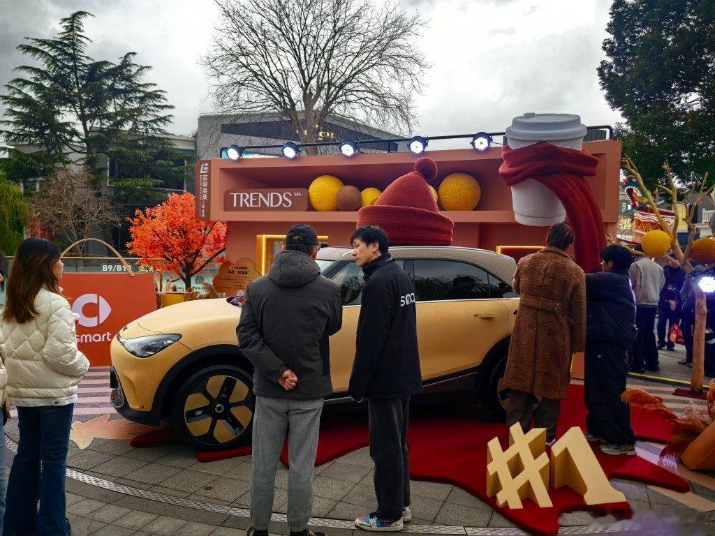 和李鄂合作的一款精灵1号最近十天都会在青浦奥特莱斯作展出 看照片不觉得，实物非常