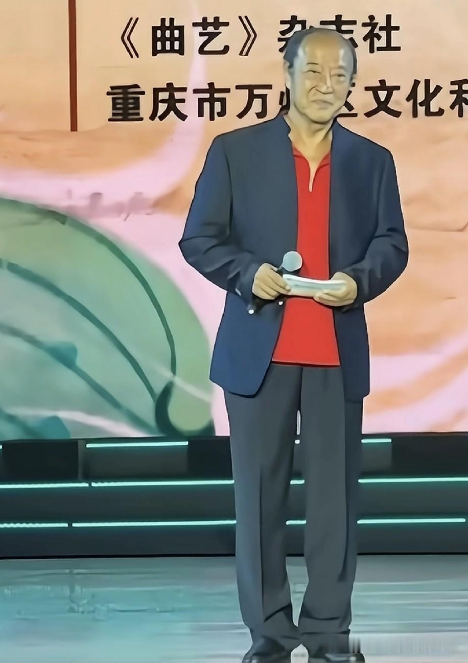 有人说，冯巩曾经的搭档牛群老师如今退休了，身形消瘦，似乎生活不太如意。自他担任县