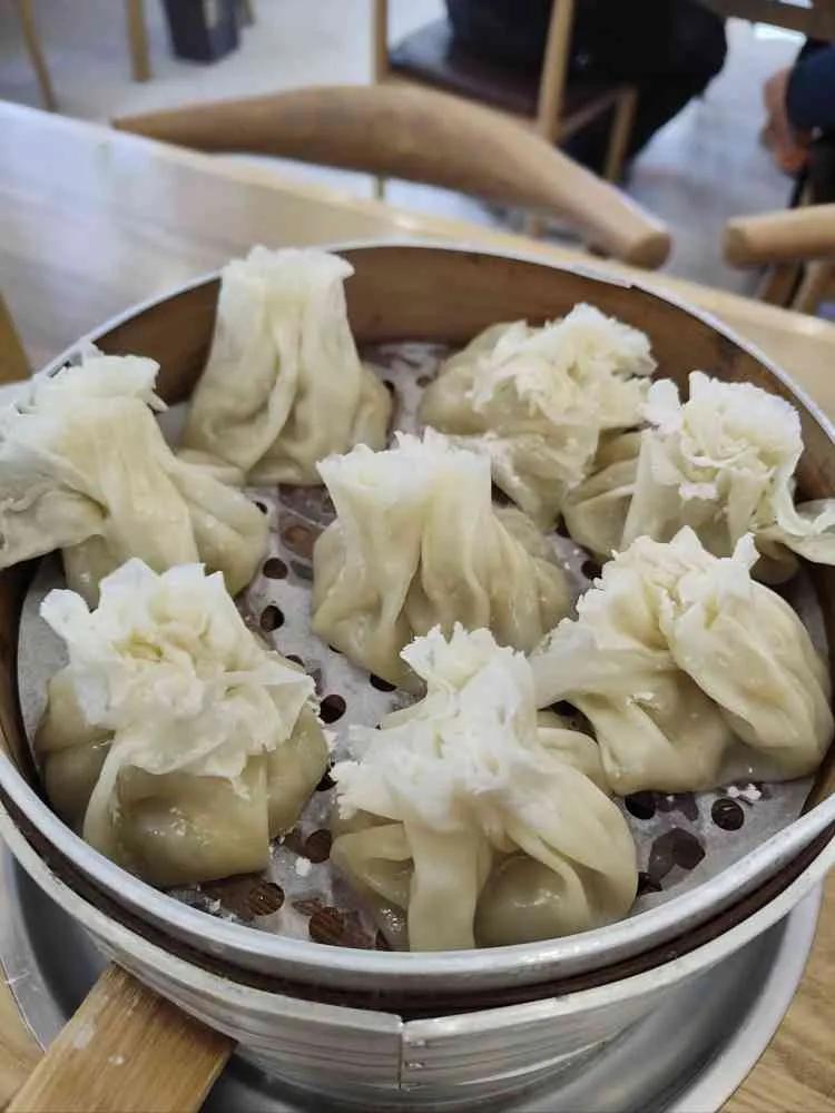 烧卖是呼市人最爱吃的硬早点，现在更是成呼和浩特的一张美食名片。烧卖出笼后，皮薄如