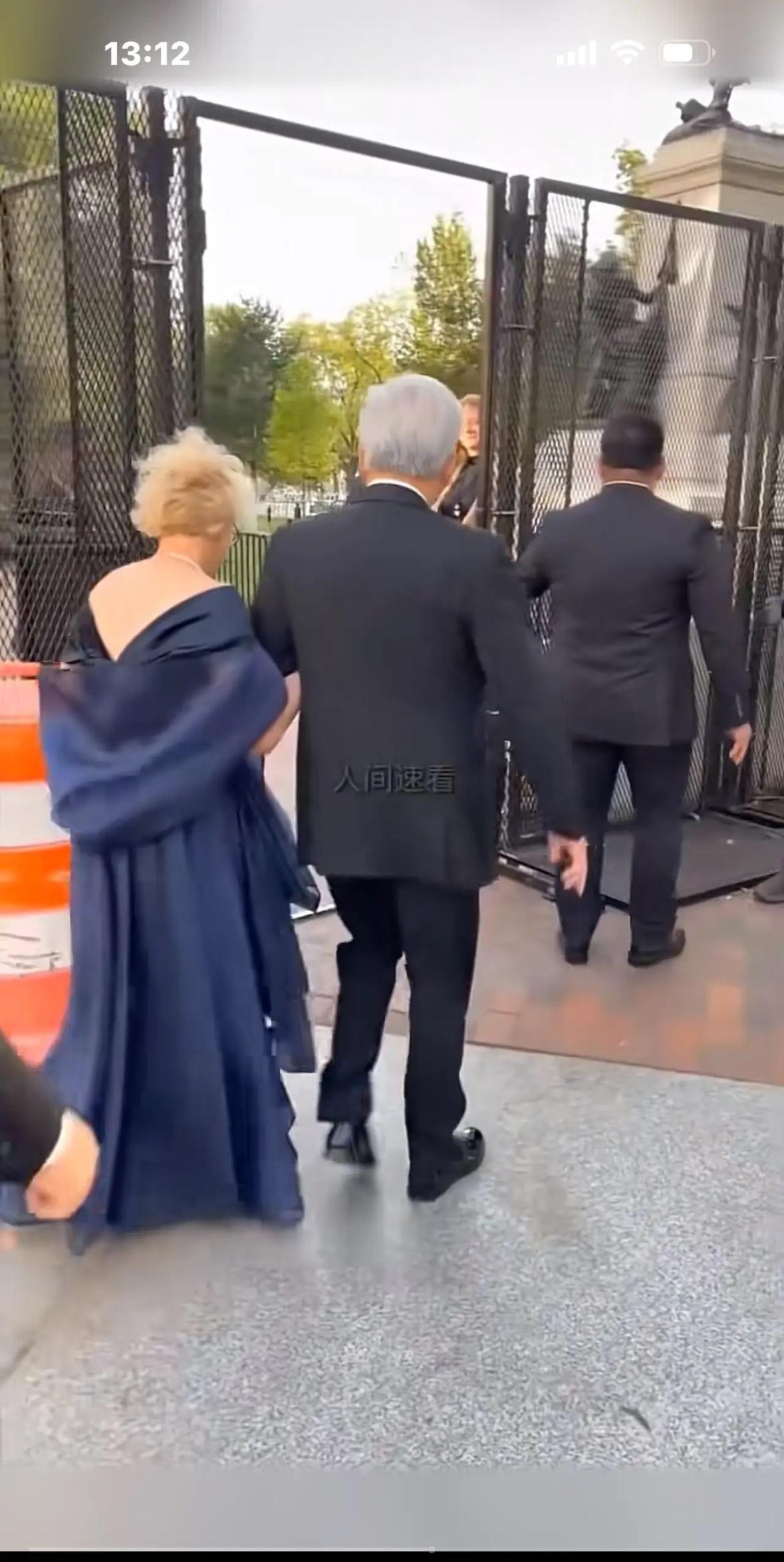 英伟达老板黄仁勋携妻子出席白宫晚宴，
从一个铁门进去了！
妻子穿着蓝色晚礼服，笑