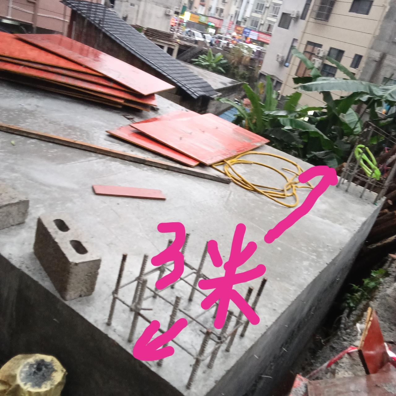 巴马的寸土寸金
用在建房告诉你

昨天与几位康养人一块儿在坡月街主要地段散步，看