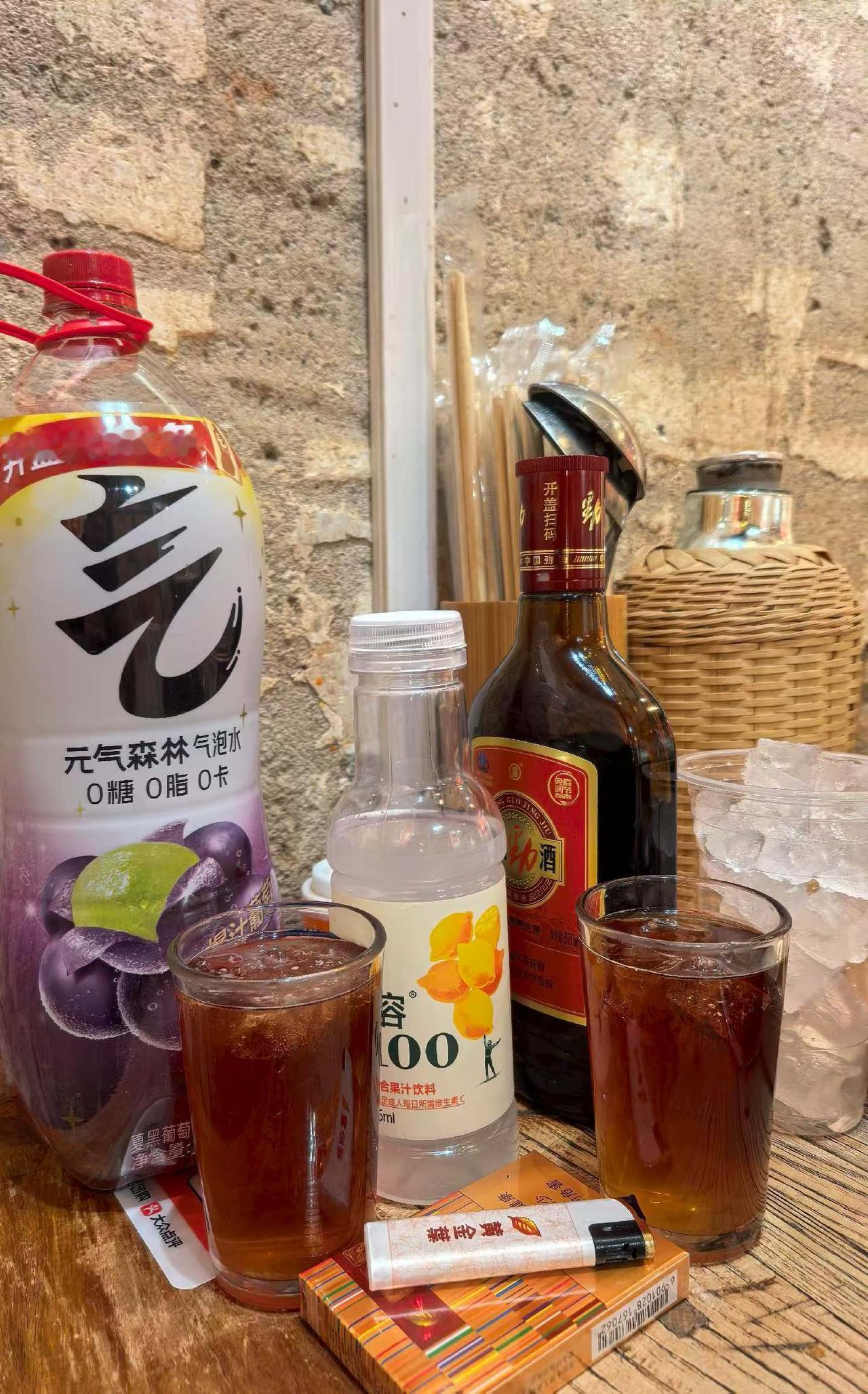 晒图笔记大赛夏日的快乐，是咕嘟咕嘟冒泡的老火锅，配上小酌，惬意十足。