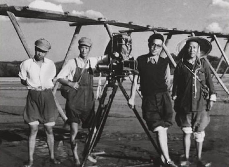 1951年电影《翠岗红旗》工作照，左三导演张骏祥历史影像 ​​​