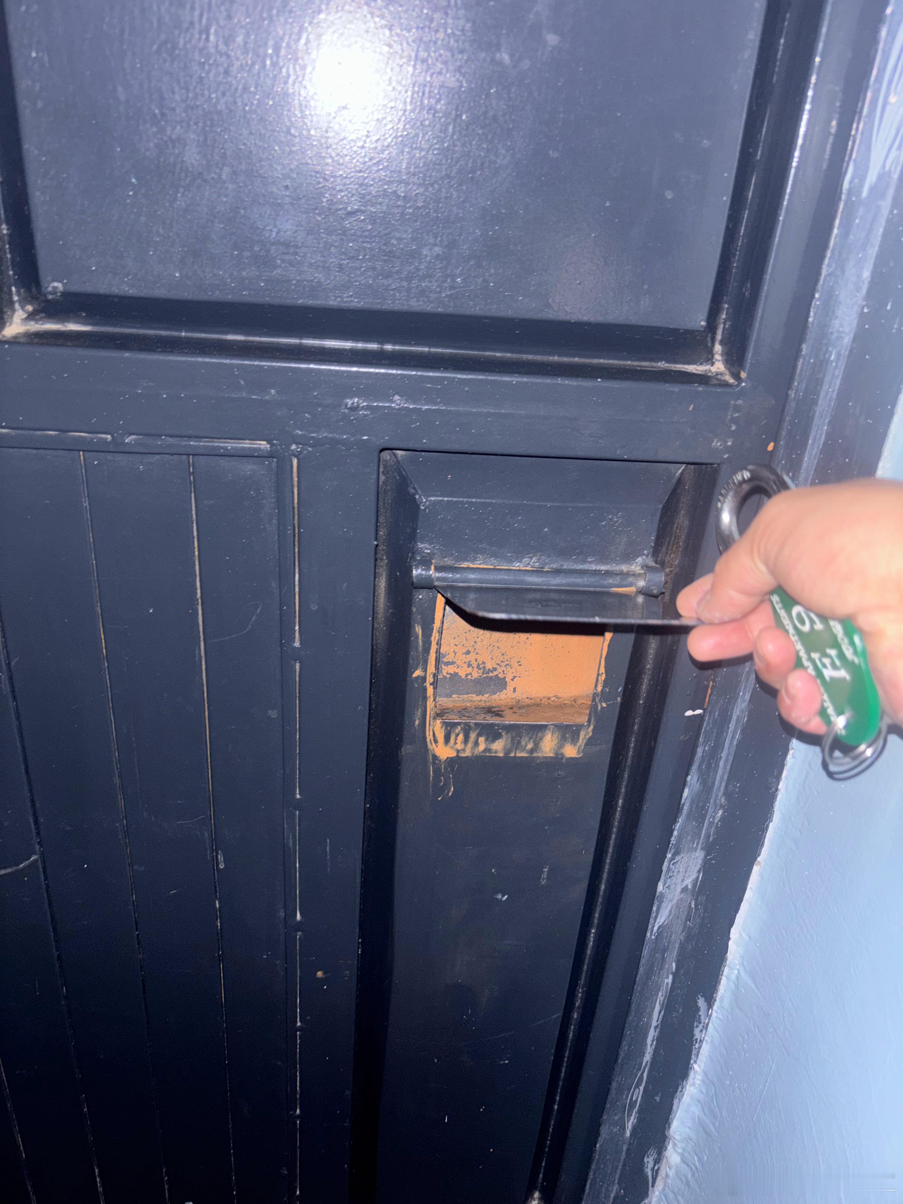 非洲民宿的锁是这样的锁，完全是考验单手开锁能力，锁在房间里面，从外面的孔把一只手