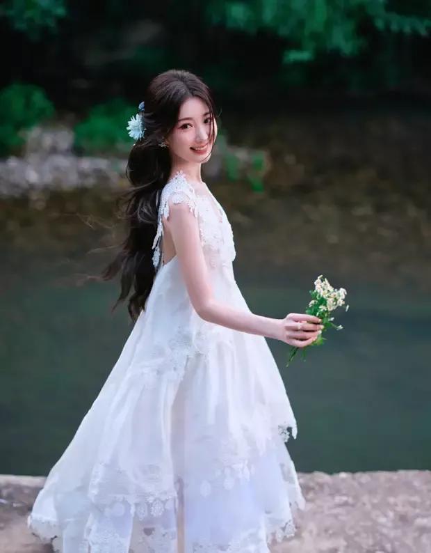 毛晓彤七夕晚会造型：甜美小仙女下凡

家人们，29日，毛晓彤在社交平台晒出参加央