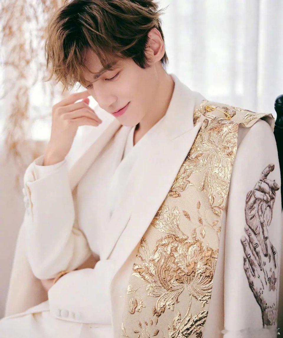 罗云熙!清爽大帅哥，不准说他瘦，这不是挺好的吗？又不是撑不起衣服 ​​​