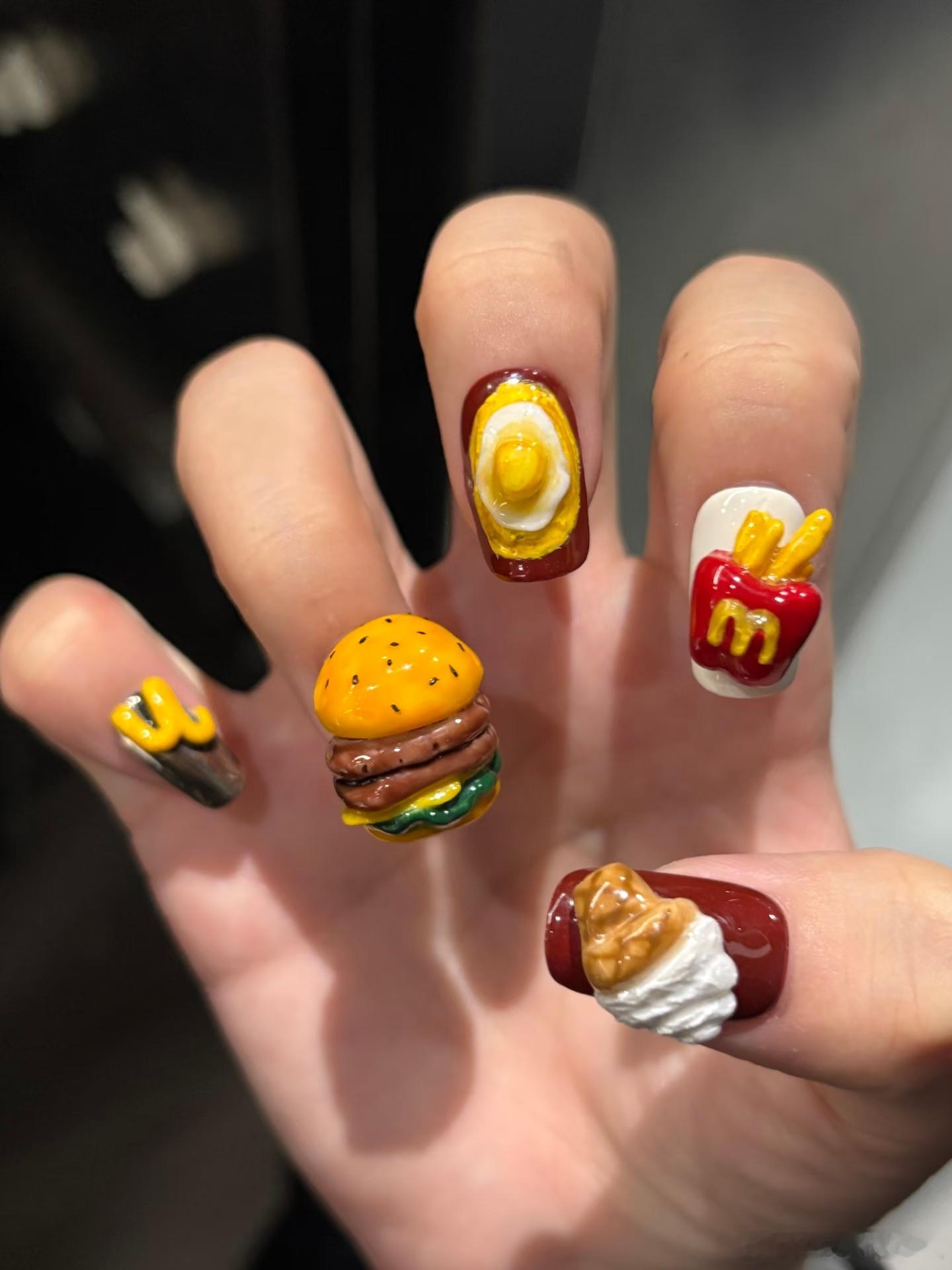 新年美甲最近还在挑美甲款式，突然看到这组抽象风格，说不上难看，就是有点太颠了，过