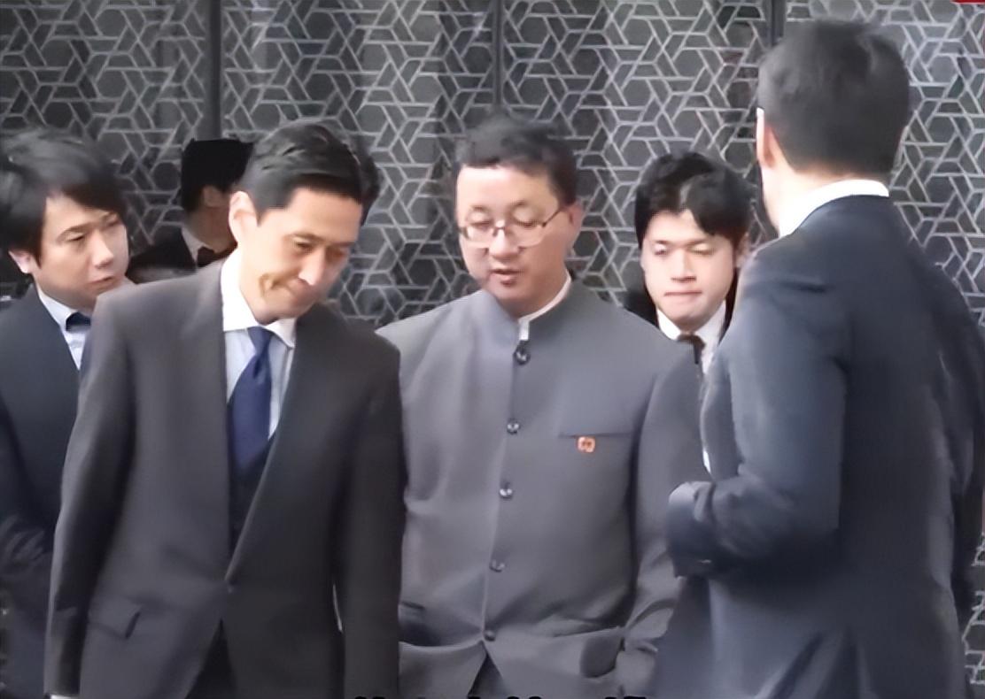 日方似乎忘了。
现场的记者多数来自日本媒体。
如今却想中方道歉！

流传最广的短